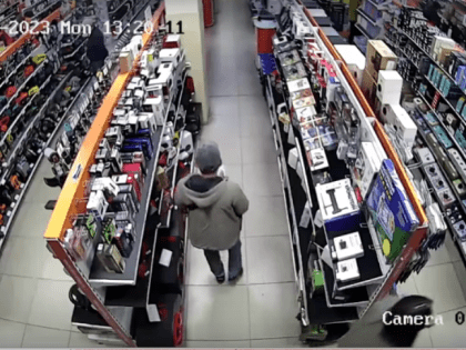 Житель Кызыла целый месяц ходил в магазин и крал цифровую технику с витрины