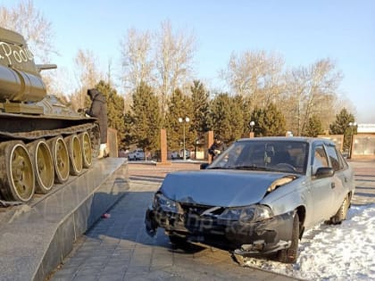 В столице Тувы Кызыле легковушка столкнулась с танком Т-34