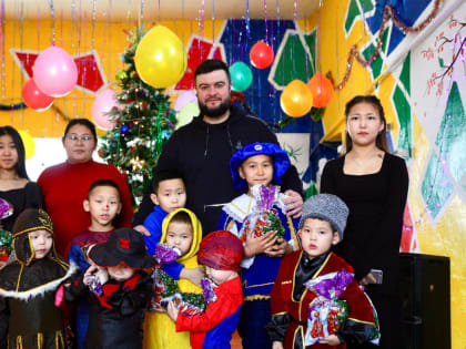 Подарки маленьким друзьям из центра помощи семье и детям в селе Усть-Элегест.