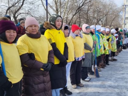 Сотрудницы отделений Ресбольницы Тувы состязались в игре в хоккей на валенках