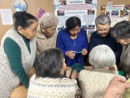 Теплая поддержка: активисты партпроекта «Старшее поколение» вяжут подшлемники для участников СВО