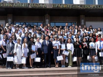 В Туве «Единая Россия» организовала «Разговор о важном» с выпускниками-медалистами школ Тувы
