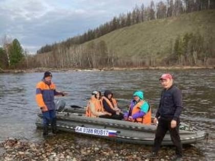В Туве школьников из подтопленных районов доставляют на экзамены на вертолете и лодках