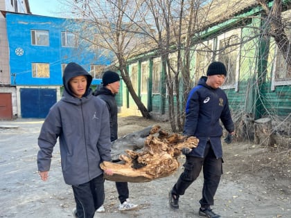 В Тыве студенты-волонтеры устроили уборку на территории Всероссийского общества инвалидов