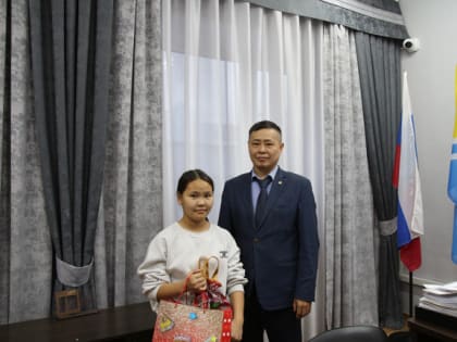 В честь Нового года министр Идегел Борбак-оолович и заместитель министра Эртине Эрес-оолович встретились со своими подопечными из числа учащихся ГБОУ «Республиканская школа-интерна