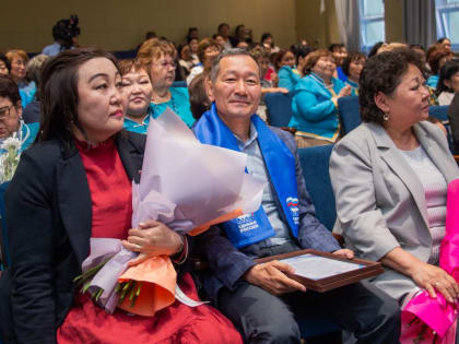 В Туве в общероссийский День библиотек «Единая Россия» поздравила работников и ветеранов библиотечной системы