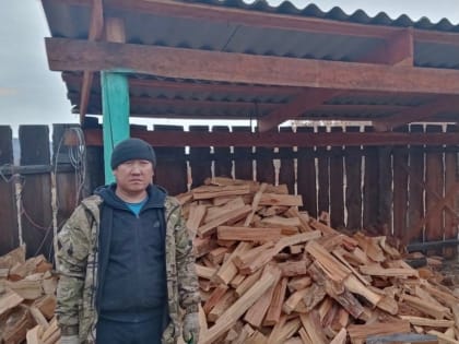 Любая помощь: супруге участника СВО в Туве помогли наколоть дрова на зиму