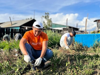 Тувинские тимуровцы помогли супруге участника СВО очистить огород от сорняков