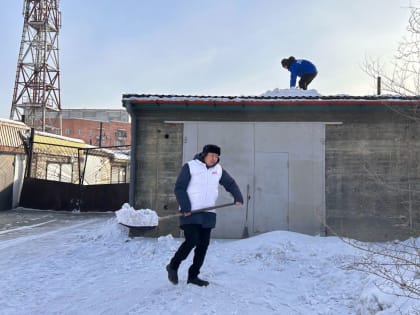 Молодогвардейцы Тувы помогли семье участника СВО с уборкой снега