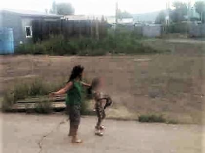 В Туве полиция изъяла из семьи 8-летнюю девочку, которую на улице избила пьяная мать