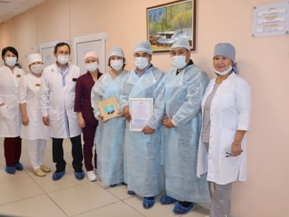 Работы членов Союз художников Тувы украсили стены паллиативного отделения Ресонкодиспансера