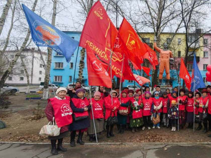 День Космонавтики. К памятнику Гагарина в Кызыле пришли возложить цветы ветераны и молодёжь.