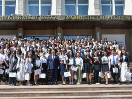 Глава Тувы встретился с золотыми и серебряными медалистами-выпускниками школ республики