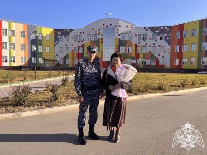 В Кызыле учителя гимназии №9 остановила полиция, чтобы вручить цветы