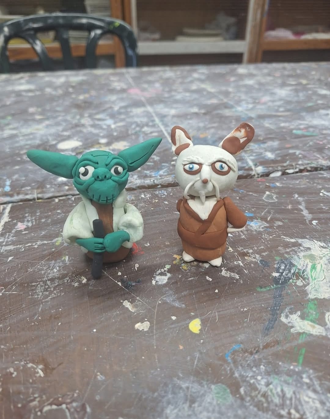 יצירה מוגמרת של משתתף בסדנה: דיוקן פנים קטן עם שיער צבעוני ועיניים גדולות.