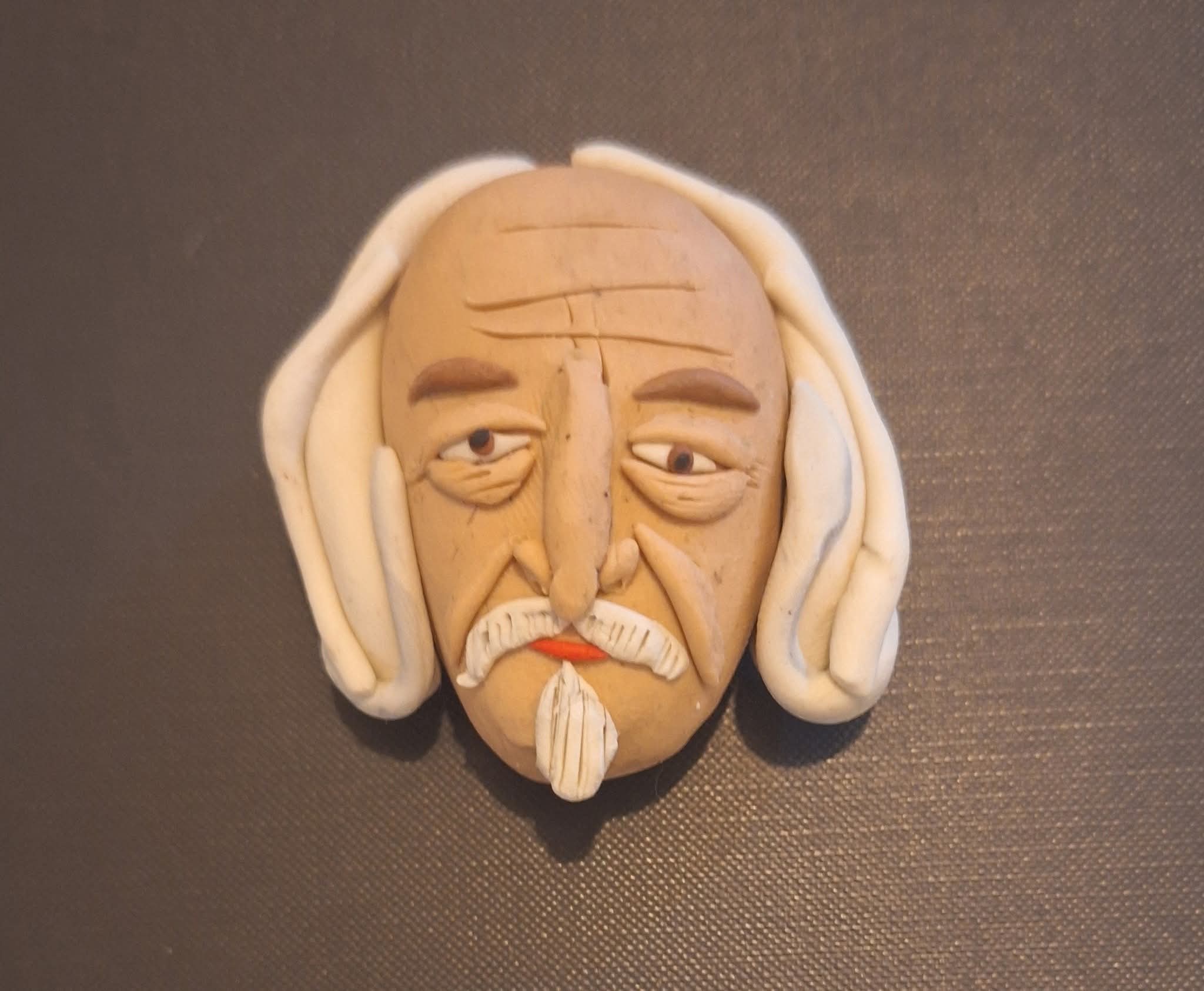 פסל פלסטלינה של דמות מצוירת מפורסמת, המציג רמת פירוט גבוהה בצבע ובצורה.