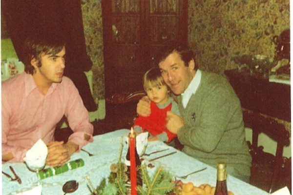 Người đàn ông vô gia cư xin ở nhờ một đêm, rồi sống nhờ suốt 45 năm