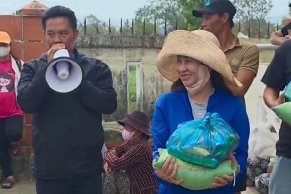 Trưởng thôn đi chân đất, nhớ tên 3.200 người dân không cần giấy tờ gây sốt