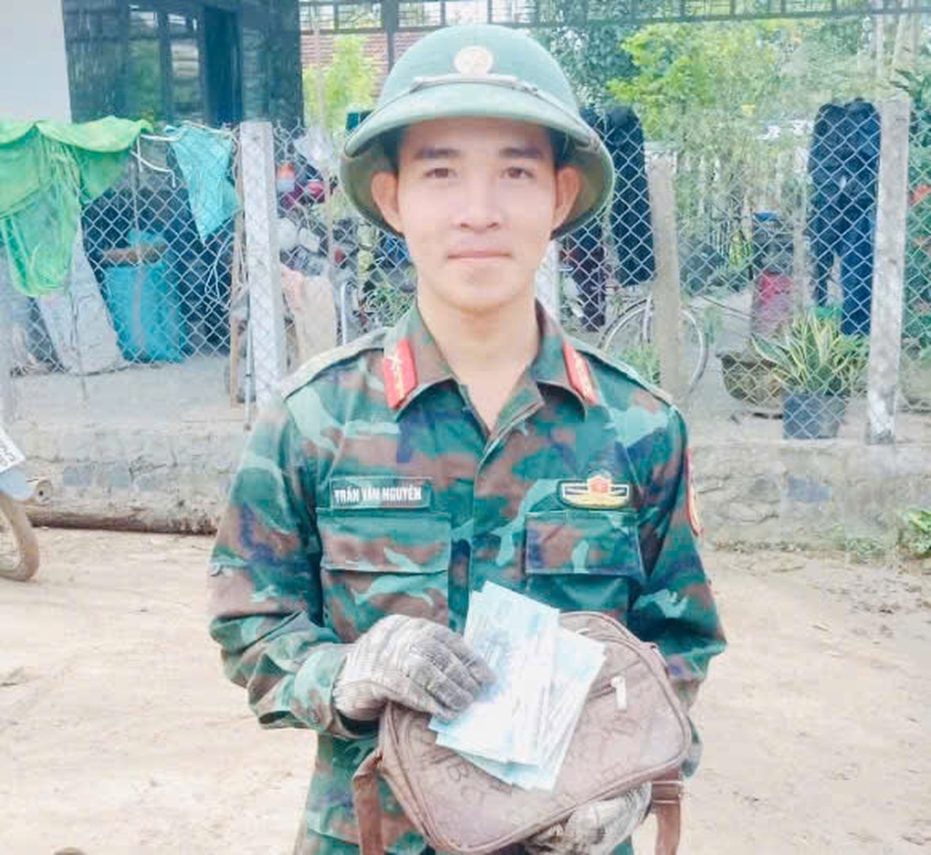 Bộ đội liên tục tìm thấy tiền, vàng nằm trong rác sau lũ ở Đắk Lắk - 1