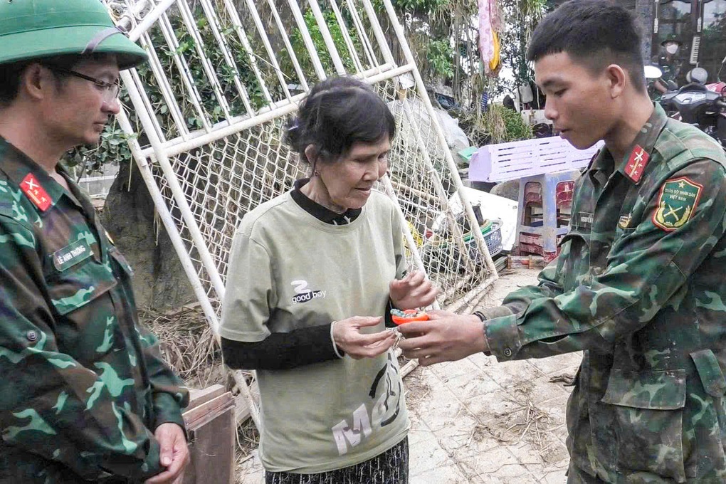 Bộ đội liên tục tìm thấy tiền, vàng nằm trong rác sau lũ ở Đắk Lắk - 2