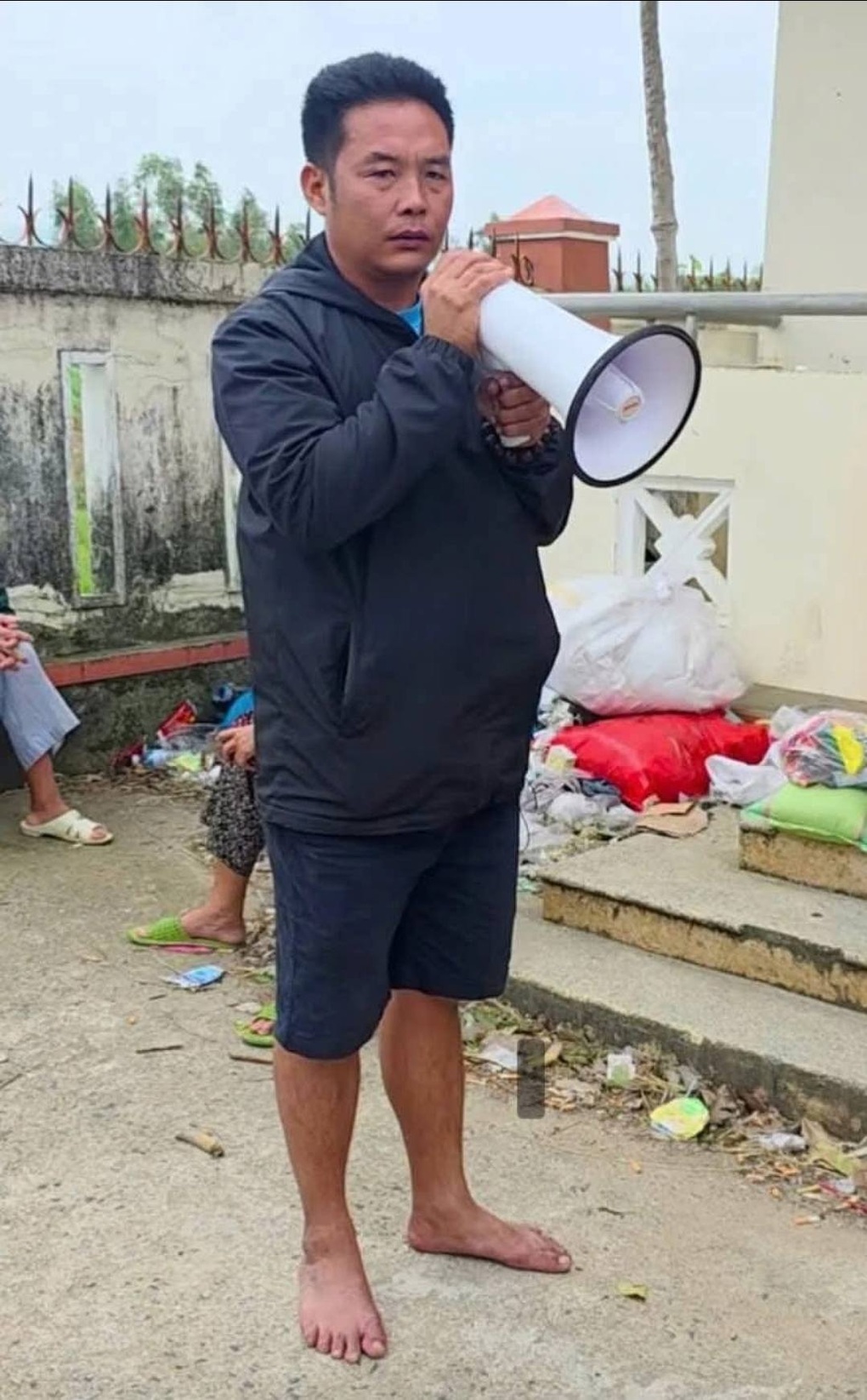 Trưởng thôn đi chân đất, nhớ tên 3.200 người dân không cần giấy tờ gây sốt - 1