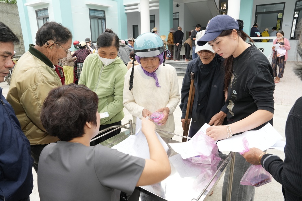 Nhiều bà con vùng lũ mắc bệnh mạn tính, da liễu, rối loạn tiêu hóa - 1