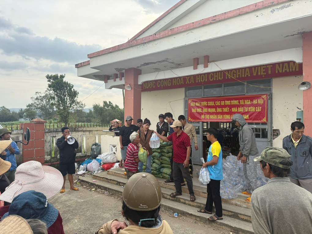 Trưởng thôn đi chân đất, nhớ tên 3.200 người dân không cần giấy tờ gây sốt - 3