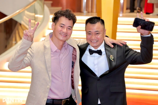 NSND Xuân Bắc mừng Tự Long bảo vệ thành công luận án tiến sĩ