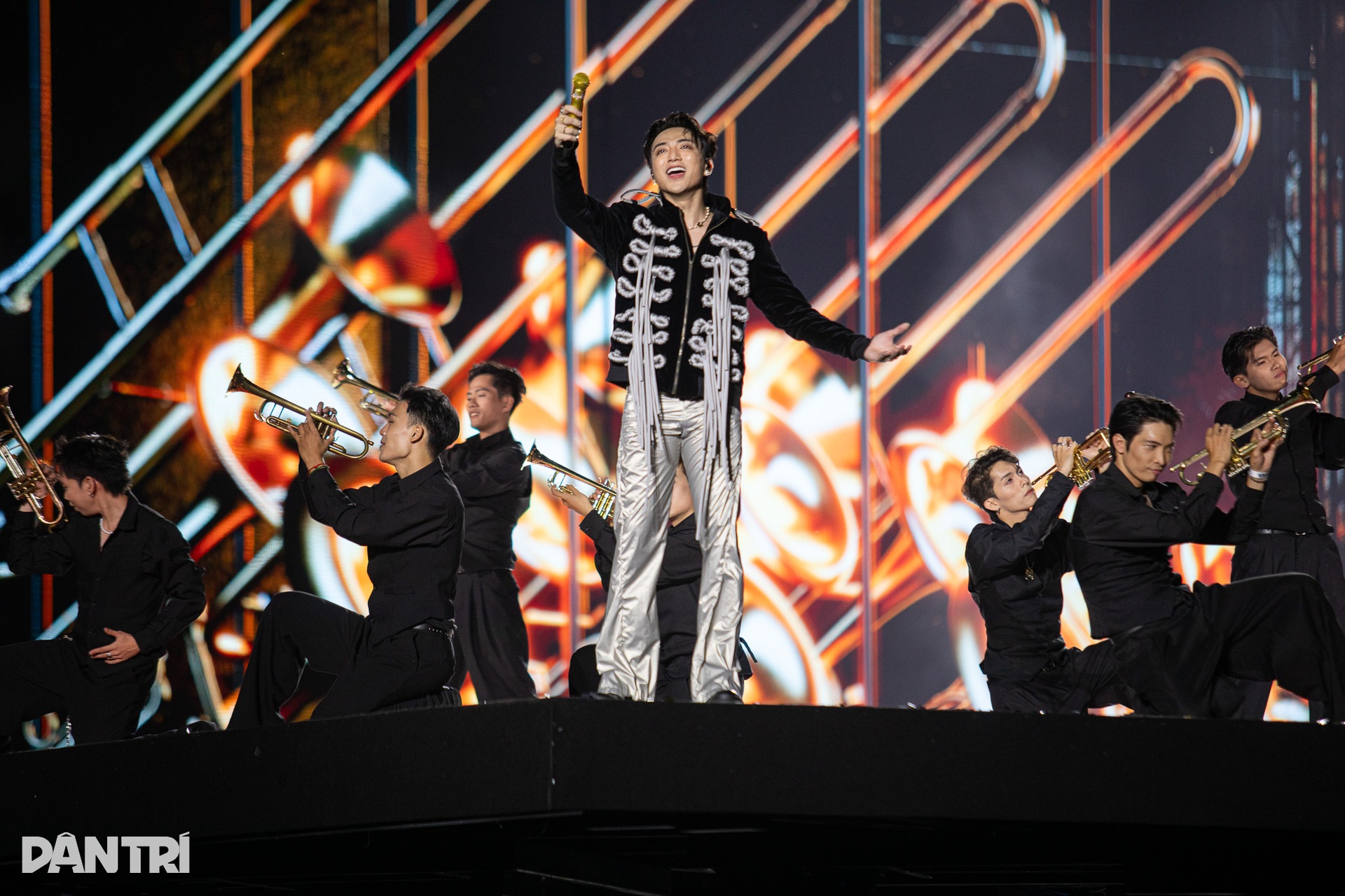 SOOBIN cùng bố hát xẩm, tự nhận quá vô tư khiến khán giả buồn - 11