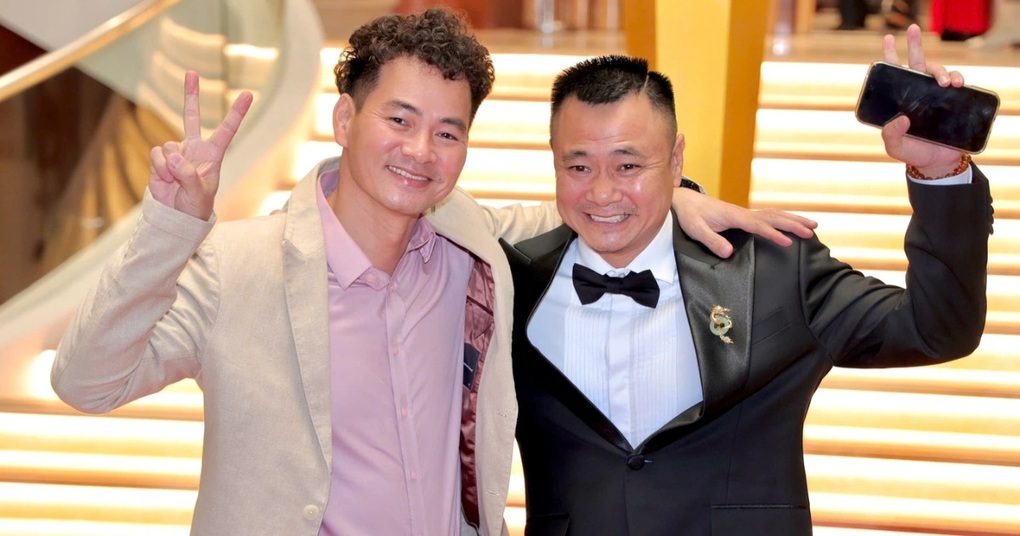 NSND Xuân Bắc mừng Tự Long bảo vệ thành công luận án tiến sĩ - 2