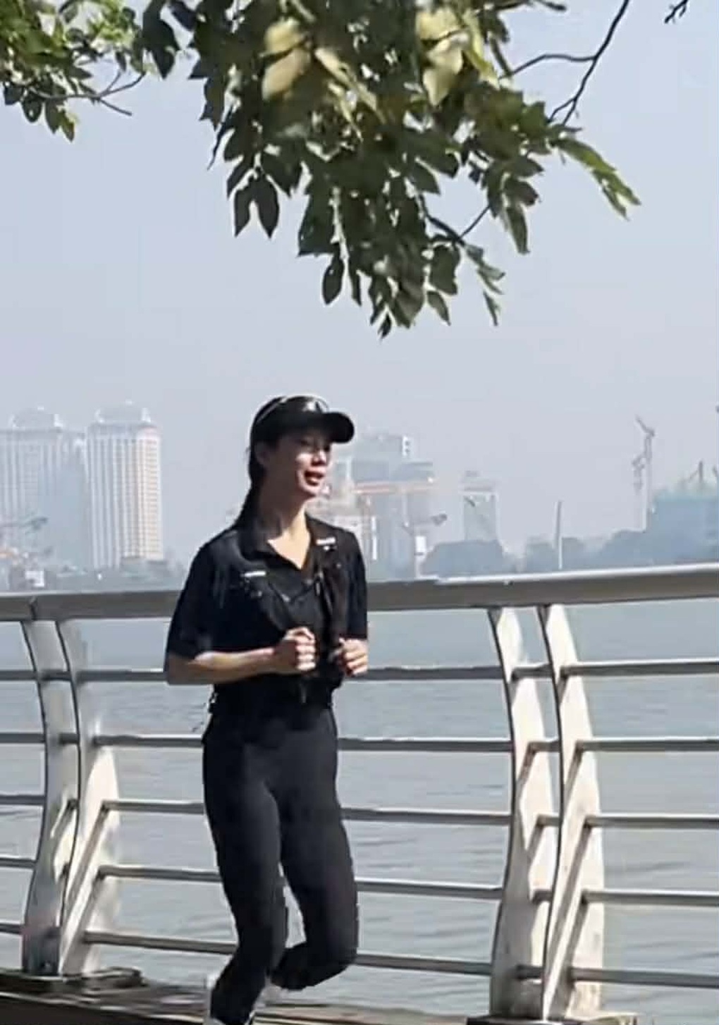 Clip Suzy chạy bộ ở Hà Nội gây sốt: Lý do tình đầu quốc dân đến Việt Nam  - 1