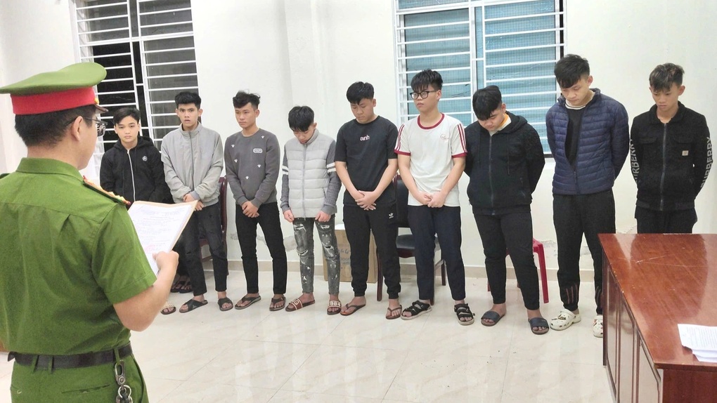 Nhóm thanh thiếu niên chạy xe máy gần 100km/h tìm đối thủ để đánh nhau - 1