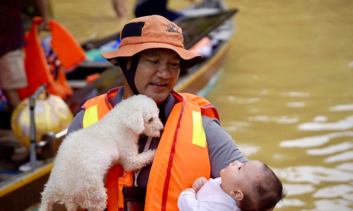 Một tháng lái xuồng cứu hộ từ Bắc vào Nam