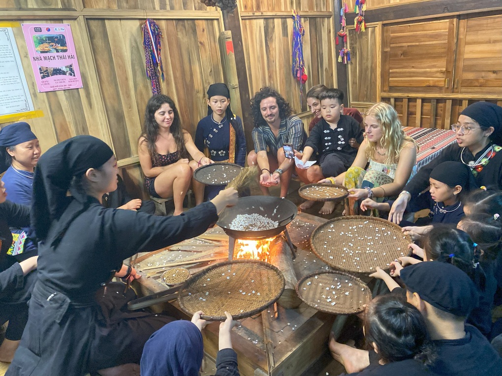 Ngôi làng ở Việt Nam tiêu chung túi tiền, ăn chung bếp, làm giàu từ du lịch - 3