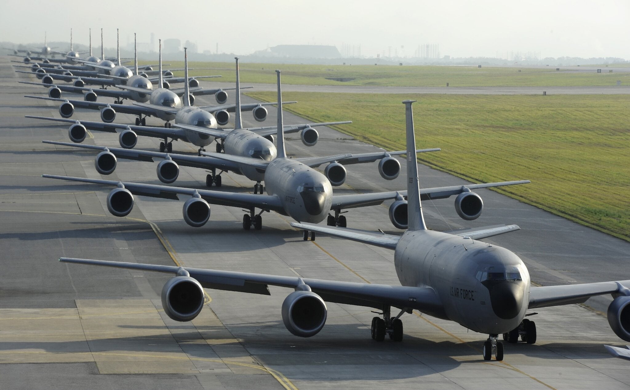 Máy bay tiếp nhiên liệu KC-135 sẽ được trang bị ống phóng drone mini