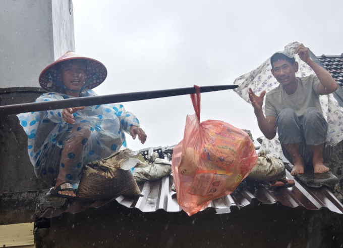 Tiếp tế cho người dân vùng ngập sâu ở Phú Yên cũ. Ảnh: NVCC