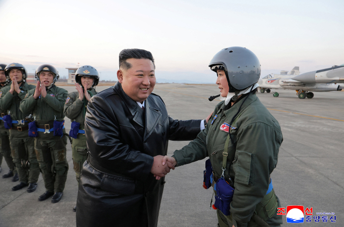 Lãnh đạo Triều Tiên Kim Jong-un gặp các thành viên lực lượng không quân trong sự kiện kỷ niệm 80 năm thành lập lực lượng này tại căn cứ không quân Kalma, Wonsan ngày 28/11. Ảnh: KCNA