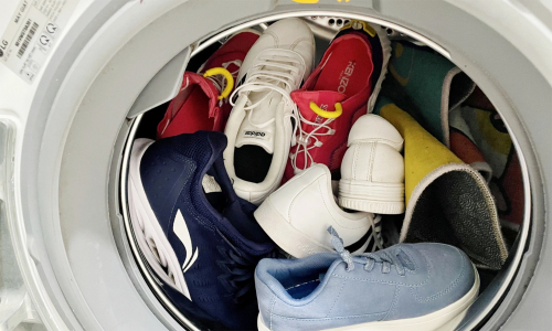 Có nên giặt giày bằng máy giặt?