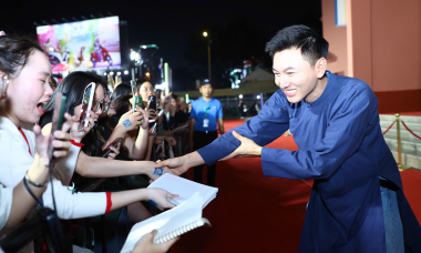 Khoai Lang Thang và dàn nghệ sĩ dự thảm đỏ Vietnam iContent