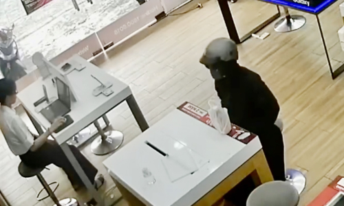 Cô gái bị bắt vì quẹt thẻ tín dụng của người khác