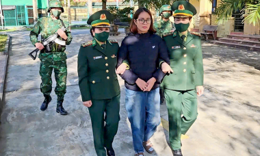 Người phụ nữ giấu vàng trong tất khi qua biên giới