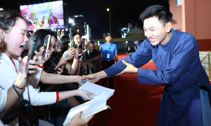 Khoai Lang Thang góp mặt ở hai đề cử lớn - Nhà sáng tạo nội dung truyền cảm hứng và Nhà sáng tạo của năm. YouTuber gây tiếng vang trong giới yêu thích xê dịch nhờ loạt video ghi nhận góc nhìn chân thực, gần gũi cùng lối dẫn dắt, tiếp cận văn hóa, con người một cách tự nhiên, dễ gây thiện cảm.