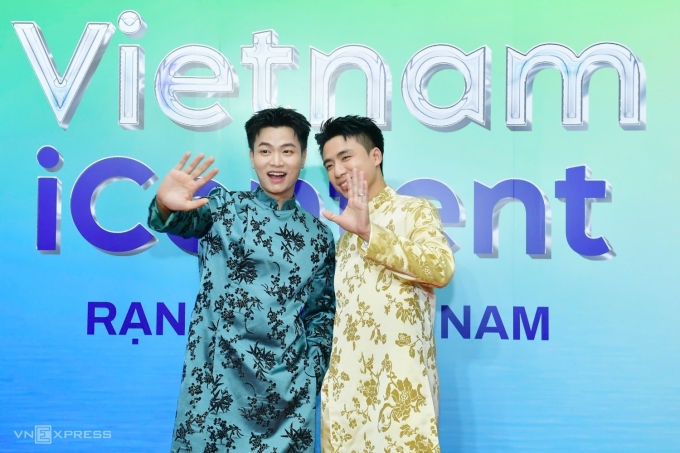 Cặp đôi KOL Ninh Dương Story chọn áo dài với họa tiết đồng điệu.