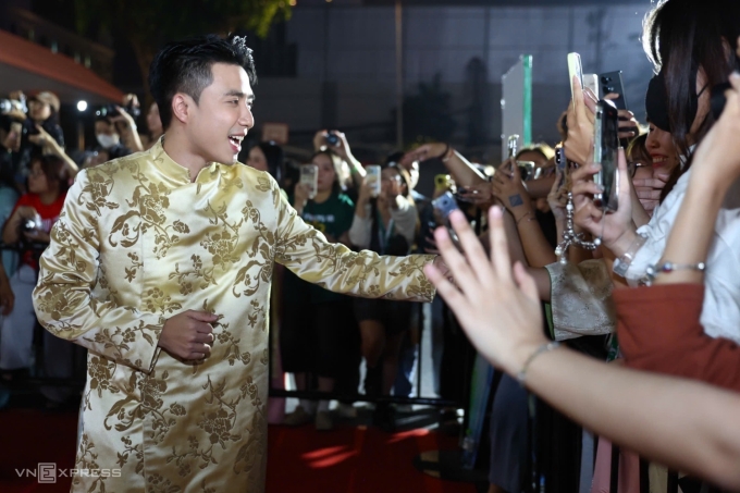 Hai chàng trai tập sản xuất nội dung trên nền tảng TikTok từ nhiều năm trước, gần đây hút fan nhờ dí dỏm và chân thực, truyền tải năng lượng tích cực cùng mối tình đẹp suốt 11 năm.