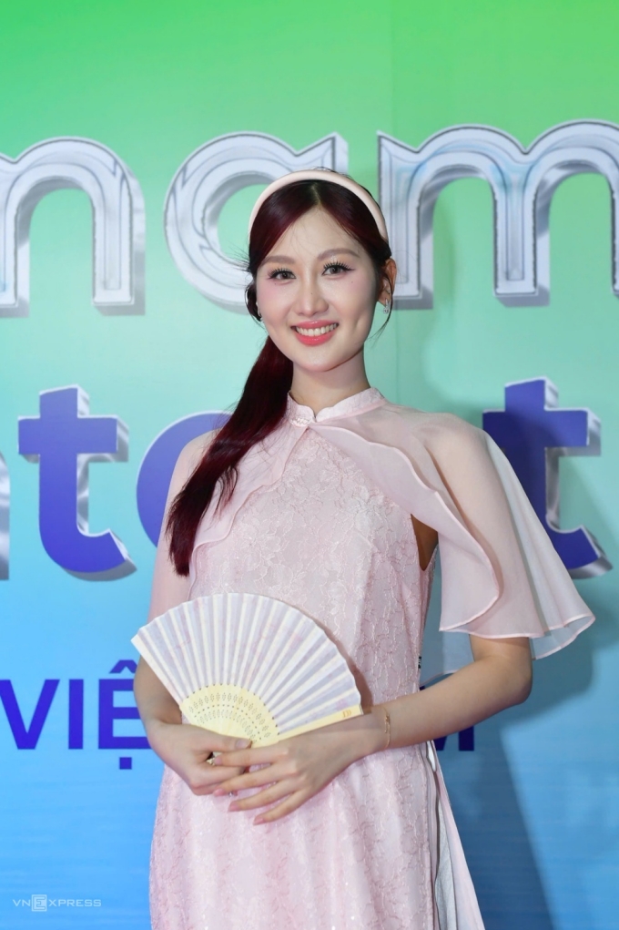 Miss Grand Vietnam 2024 Quế Anh chọn bộ áo dài cách tân nền nã màu hồng pastel.