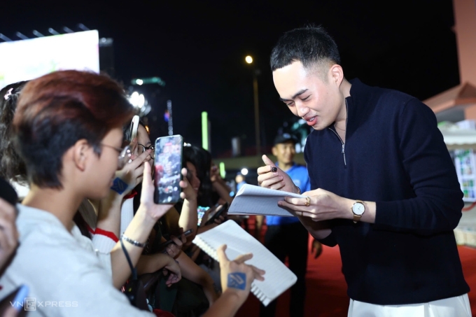 Tina Thảo Thi nổi tiếng với loạt video tương tác cùng sao ở series Review Idol, kèm câu nói quen thuộc Peek a boo. Anh còn thu hút fan qua chuỗi Góp điều nhỏ bé - series cộng đồng hàng chục tập.