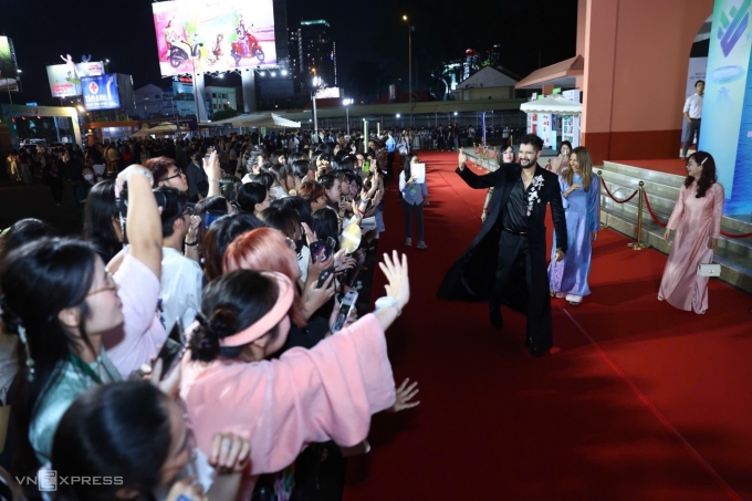 Khán giả chào mừng các nhà sáng tạo nội dung quốc tế trên thảm đỏ. Ở buổi thảo luận sáng 29/11 với MC Khánh Vy, họ giúp khán giả trẻ biết thêm câu chuyện hậu trường trong lĩnh vực, những khó khăn, thử thách gặp phải và cách vượt qua.