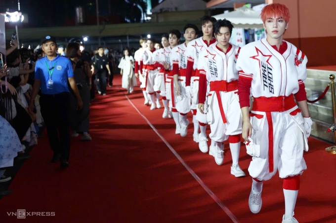 Long Hoàng dẫn đầu dàn Tân binh thăng cấp chương trình Tân binh toàn năng dự thảm đỏ. Anh và 10 thí sinh diễn mở màn gala trao giải.