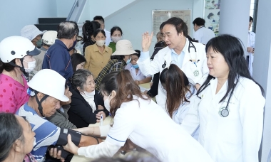 Bác sĩ Bạch Mai hỗ trợ y tế 1.300 người dân vùng lũ