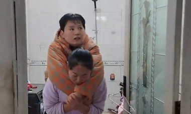 Mẹ cấm con trai tái hôn để cứu con dâu